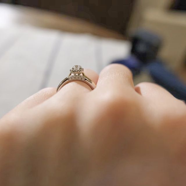 【ラザール ダイヤモンド(LAZARE DIAMOND)の口コミ】 正面の横の三方向にダイヤが付いていて、スタイリッシュかつキラキラかわ…