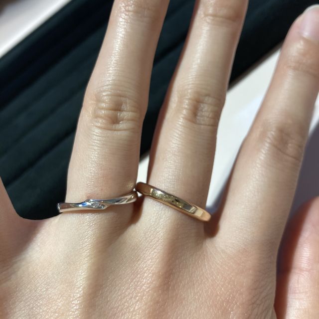 【TRECENTI(トレセンテ)の口コミ】 ウェーブかV字のデザインの結婚指輪を探していました。つけた瞬間のフィッ…