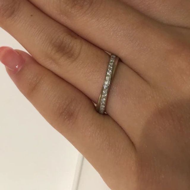 【GALA JEWELRY(ガラジュエリー)の口コミ】 細めのリングが交差し重なったようなデザインが個性的な印象のリングです…