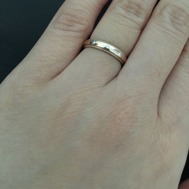 【アイプリモ(I-PRIMO)の口コミ】 婚約指輪と重ね付けをしたいと考えていたので細身で同じミル打ちのものを…