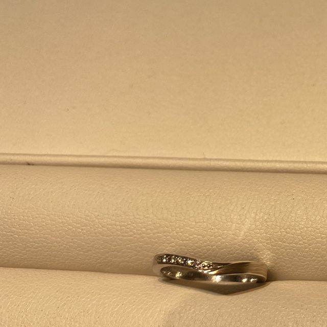 【杢目金屋(もくめがねや)の口コミ】 緩やかな細見のVラインの結婚指輪です。指が細く綺麗に見えます。数種類の…