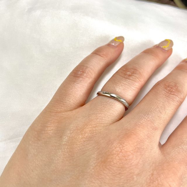 【4℃ BRIDAL(ヨンドシーブライダル)の口コミ】 ウェーブというのは初めて着けた際に一番指がきれいに見えると感じたので…