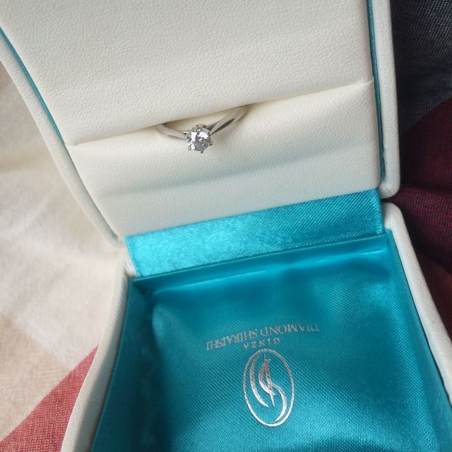 【銀座ダイヤモンドシライシの口コミ】 夫がサプライズで婚約指輪を選んでプロポーズしてくれました。
指輪のサイ…