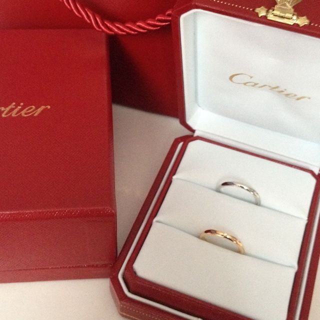 【カルティエ(Cartier)の口コミ】 元々シンプルな指輪を探していました。私は肌色が暗く、元々ハワイアンジ…