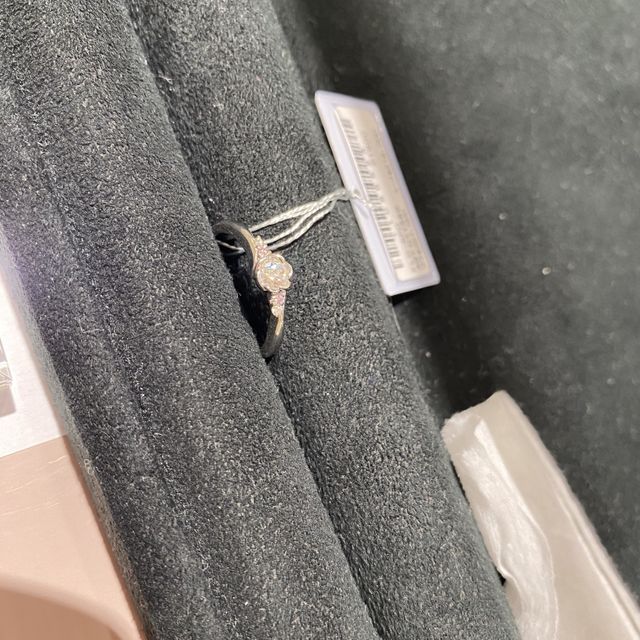 【TRECENTI(トレセンテ)の口コミ】 ほかのブランドにない花モチーフのデザインを気に入り、実物を見たところ…