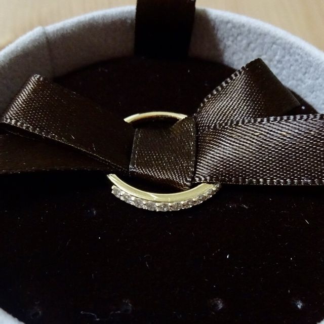 【Orefice(オレフィーチェ)の口コミ】 婚約指輪を購入しました。指輪はいわゆる婚約指輪の様な一粒石の物は好ま…