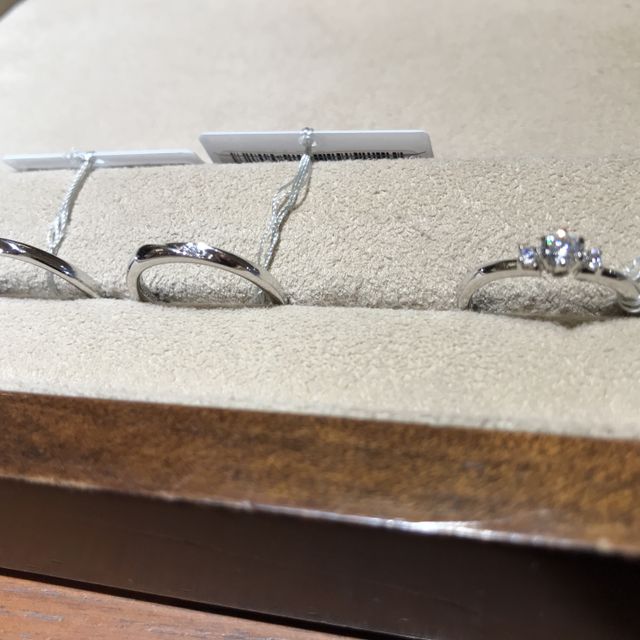 【TRECENTI(トレセンテ)の口コミ】 婚約指輪:ダイヤ3つを使用しています。
シンプルだけど華やか、でも派手す…