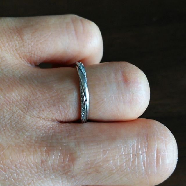 【銀座ダイヤモンドシライシの口コミ】 小さな石がいくつか付いたリングを探していました。
Ｖラインではなく、ス…