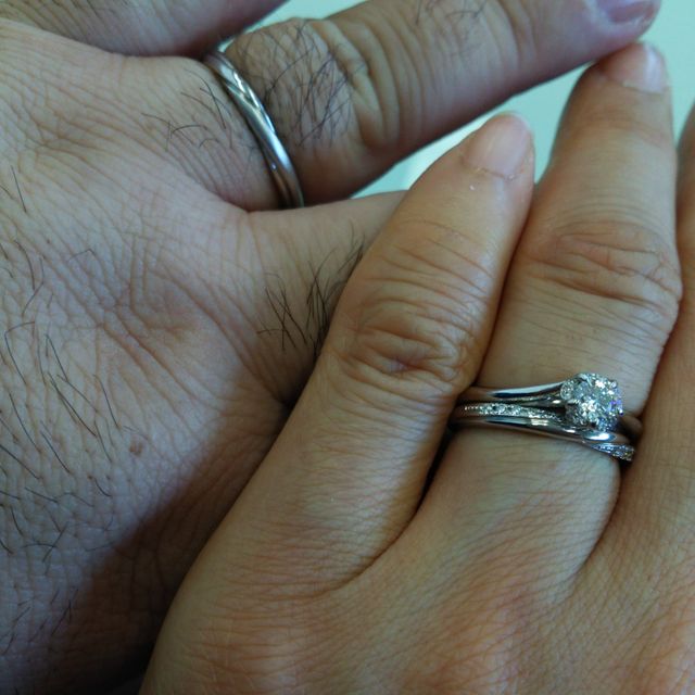 【銀座ダイヤモンドシライシの口コミ】 小さな石がいくつか付いたリングを探していました。
Ｖラインではなく、ス…