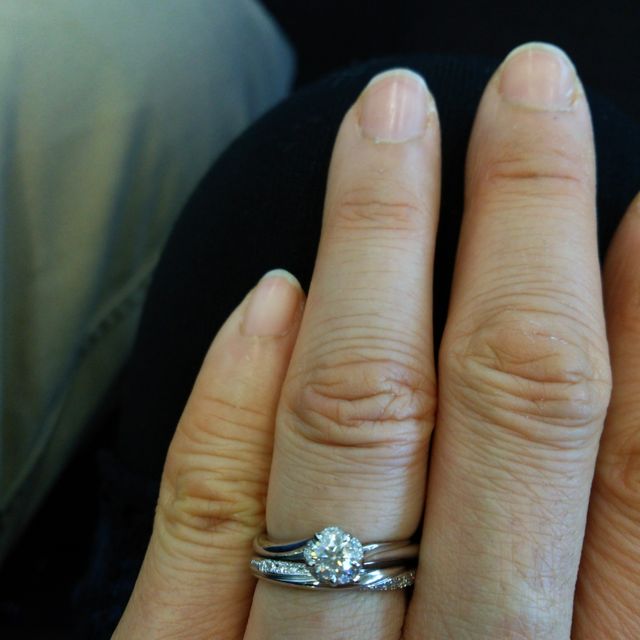 【銀座ダイヤモンドシライシの口コミ】 小さな石がいくつか付いたリングを探していました。
Ｖラインではなく、ス…