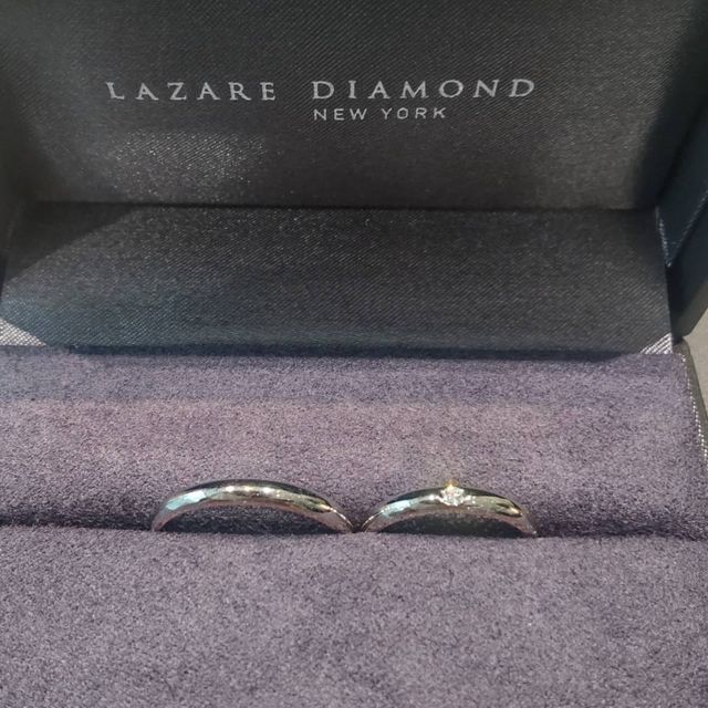 【ラザール ダイヤモンド(LAZARE DIAMOND)の口コミ】 妻と共に来店し、二人でともに選びました。
私自身指輪を普段からつける習…