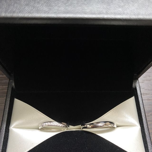 【エクセルコダイヤモンド(EXELCO DIAMOND)の口コミ】 メレダイヤがある結婚指輪がいいと希望を伝え、数種類の指輪を見せていた…