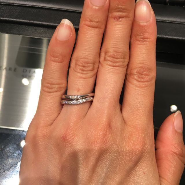 【ラザール ダイヤモンド(LAZARE DIAMOND)の口コミ】 結婚指輪と重ね付けできるハーフエタニティで指輪を探していたのですが、…