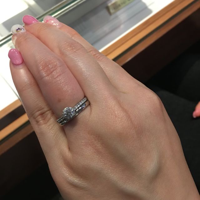 【銀座ダイヤモンドシライシの口コミ】 写真では結婚指輪と重ね付けしており、上側が婚約指輪になります。台座部…