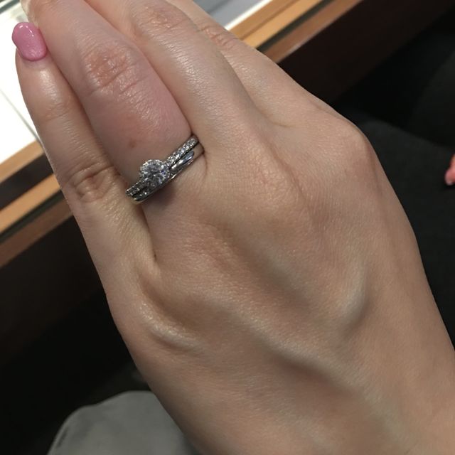 【銀座ダイヤモンドシライシの口コミ】 写真は婚約指輪と重ね付けしており、下側が結婚指輪になります。シンプル…