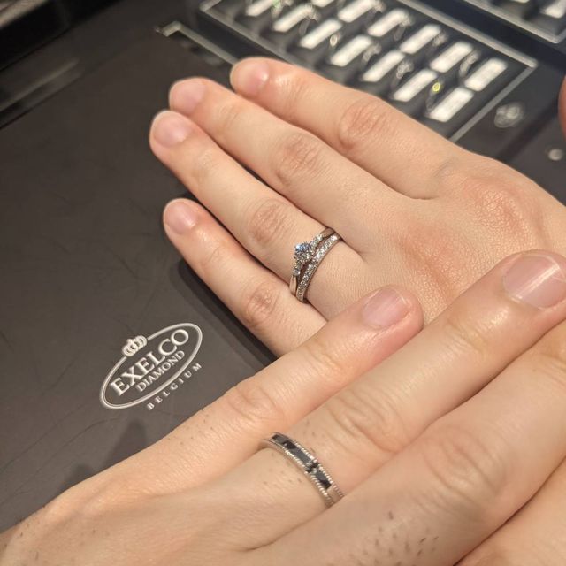 【エクセルコダイヤモンド(EXELCO DIAMOND)の口コミ】 元々重ね付けを前提に結婚指輪はハーフエタニティ、婚約指輪はサイドスト…