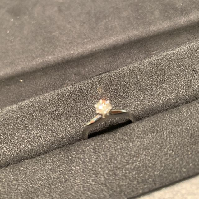 【ティファニー(Tiffany & Co.)の口コミ】 　婚約指輪は王道のティファニーと決めていました。きらりと光るダイアモ…
