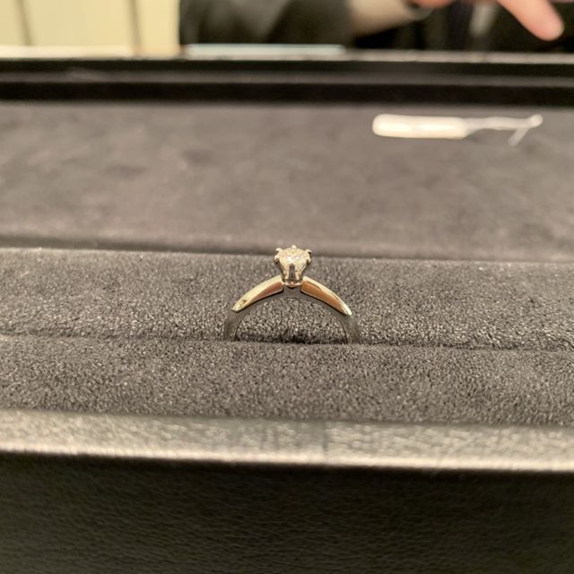 【ティファニー(Tiffany & Co.)の口コミ】 　婚約指輪は王道のティファニーと決めていました。きらりと光るダイアモ…