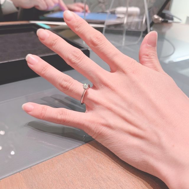 【ティファニー(Tiffany & Co.)の口コミ】 　婚約指輪は王道のティファニーと決めていました。きらりと光るダイアモ…