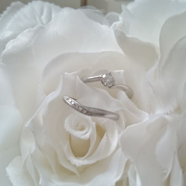 【4℃ BRIDAL(ヨンドシーブライダル)の口コミ】 婚約指輪を石も小さめのシンプルなものを選び、普段も着け続ける結婚指輪…