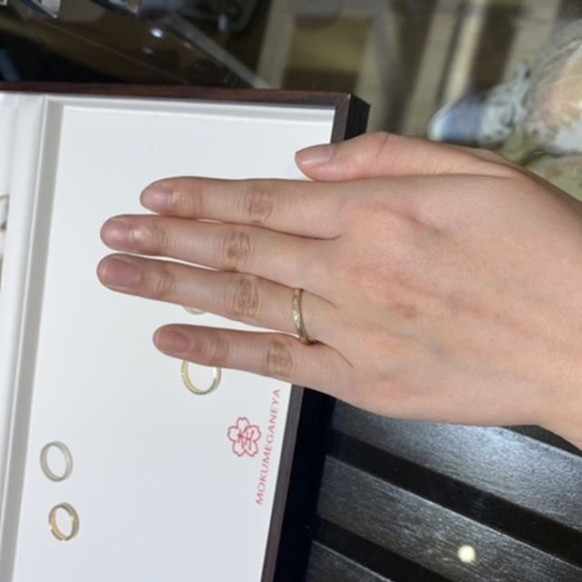 【杢目金屋(もくめがねや)の口コミ】 鍛造作りで強度が高く丈夫だそうです。
色々なゴールドを混ぜ合わせて一回…