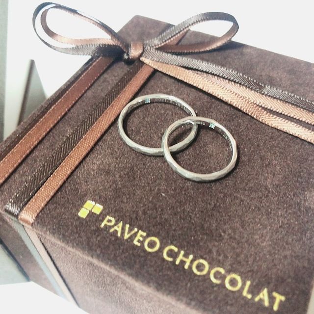 【PAVEO CHOCOLAT(パヴェオショコラ)の口コミ】 2人とも槌目のツヤがないタイプのデザインが好み。
お店のホームページで…