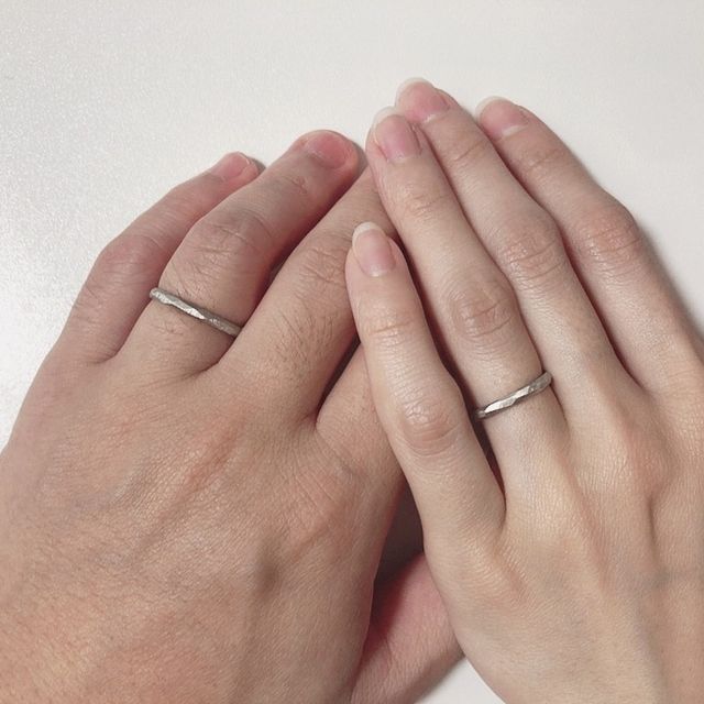 【PAVEO CHOCOLAT(パヴェオショコラ)の口コミ】 2人とも槌目のツヤがないタイプのデザインが好み。
お店のホームページで…