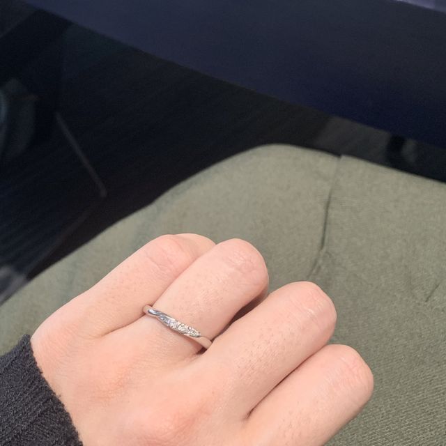 【銀座ダイヤモンドシライシの口コミ】 小さなダイヤが綺麗に敷き詰められていて上品に見せてくれている指輪でし…