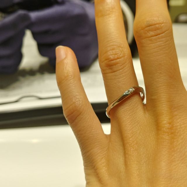 【4℃ BRIDAL(ヨンドシーブライダル)の口コミ】 Ｓ字タイプで、指の短い私でもスッキリ見せることが出来る良いデザインで…