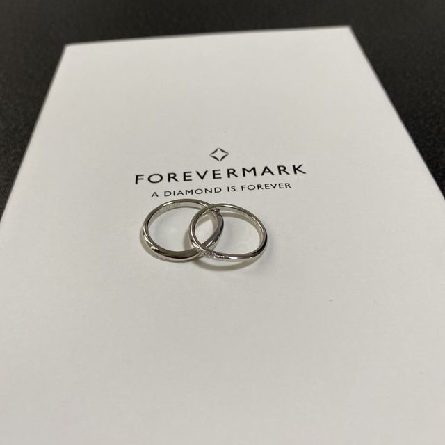 【FOREVERMARK(フォーエバーマーク)の口コミ】 ポリッシュで、プラチナ950、デザインは真ん中にダイヤが沢山入っていて細…