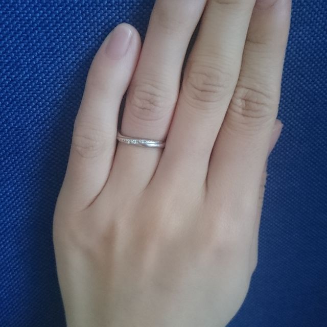 【STAR JEWELRY(スタージュエリー)の口コミ】 普段アクセサリーを着けない主人でも毎日つけられるものをと思い、ふたり…