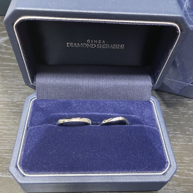 【銀座ダイヤモンドシライシの口コミ】 結婚指輪を検討するにあたり4軒ほど見に行きました。
デザインはウェーブ…