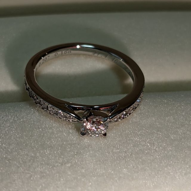 【銀座ダイヤモンドシライシの口コミ】 定番のデザインではあるので、いろいろなブランドで似た指輪がありました…