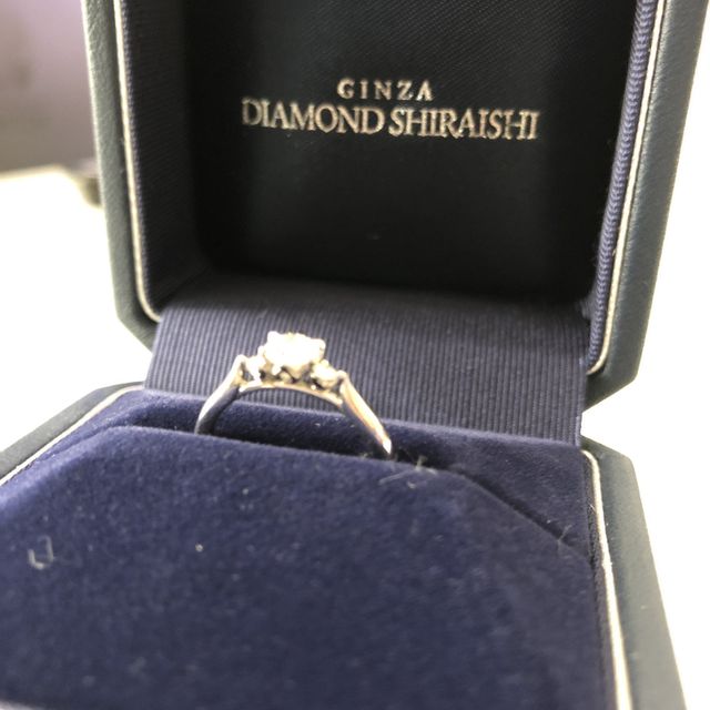 【銀座ダイヤモンドシライシの口コミ】 デザインに一目惚れしました。メインのダイアモンドの左右にメレダイアモ…