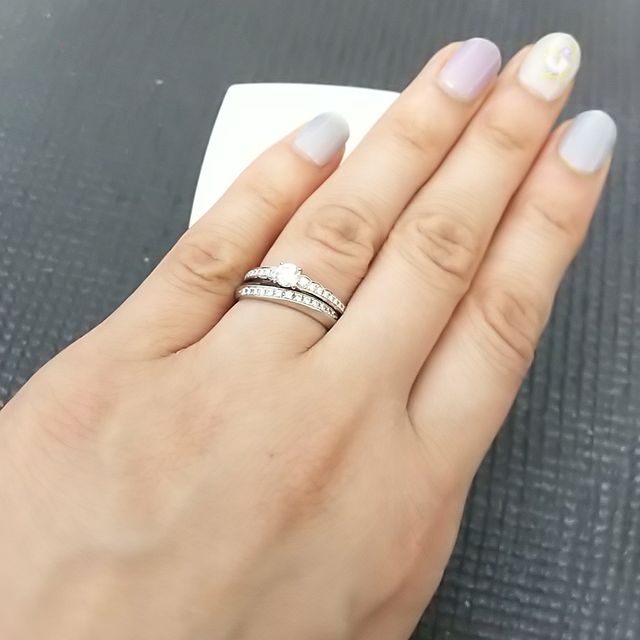 【俄(にわか)の口コミ】 メレダイヤが両側についているものが好き。
真ん中の石は大きすぎないもの…