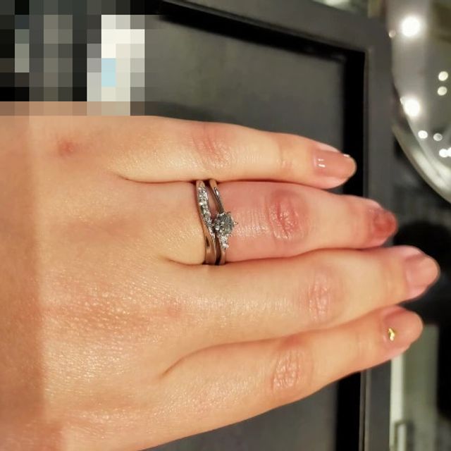 【ラザール ダイヤモンド(LAZARE DIAMOND)の口コミ】 ストレートラインのものよりもウェーブラインのものの方が指が長く見える…