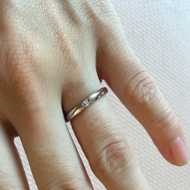 【4℃ BRIDAL(ヨンドシーブライダル)の口コミ】 あまり高いものは買えなかったので、この指輪にしました。デザインはシン…