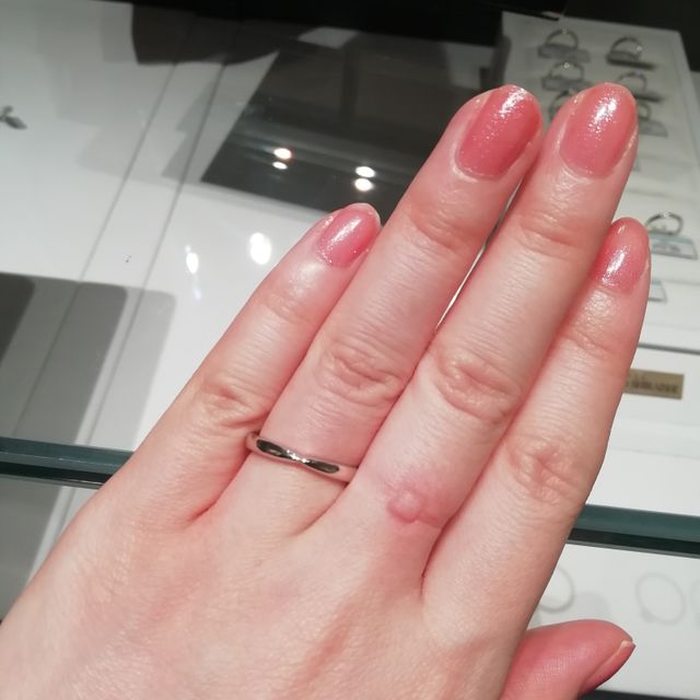 【銀座ダイヤモンドシライシの口コミ】 シンプルでリボン型のものを探してこの指輪を見せてもらいました。
安定の…