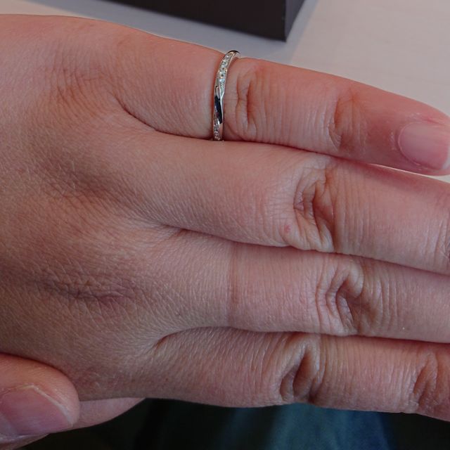 【アイプリモ(I-PRIMO)の口コミ】 鍛造製法の指輪で流れるようなS字デザイン。
左右にダイヤモンドがついて…