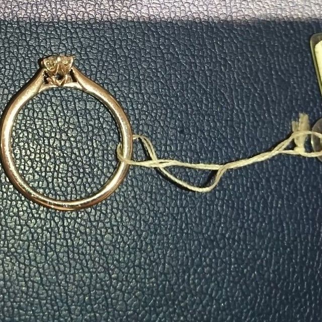 【銀座ダイヤモンドシライシの口コミ】 ダイヤモンドがすごくきれいに見えるデザインで、指輪の腕部分が華奢にな…