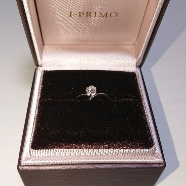 【アイプリモ(I-PRIMO)の口コミ】 短く太めの指なので、少しでも長く細く見えるような指輪のデザインを探し…