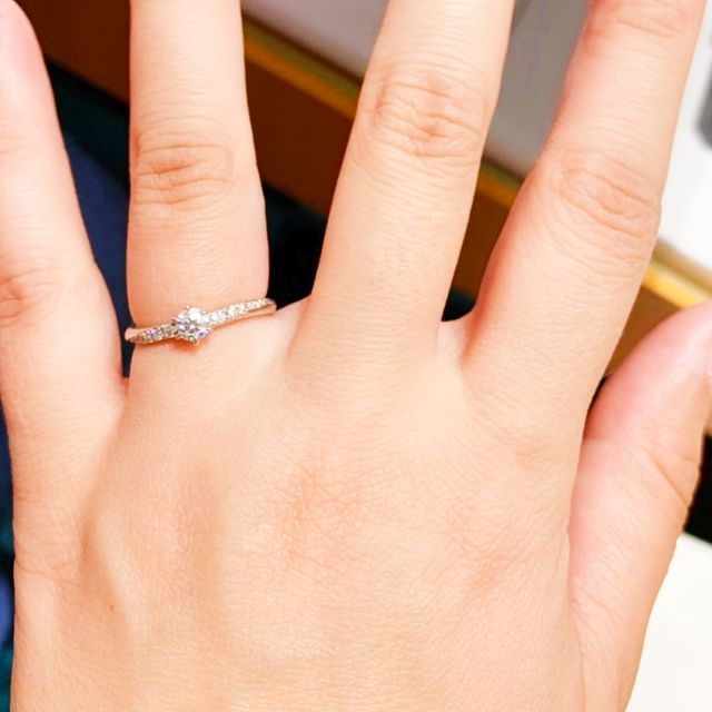 【銀座ダイヤモンドシライシの口コミ】 着け心地がよく、洗練された華やかなデザインが気に入りました。一生に一…