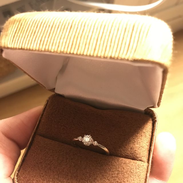 【BIJOUPIKO(ビジュピコ)の口コミ】 ダイヤが三つ並んでいるデザインが気に入り購入しました。いくつか試着さ…