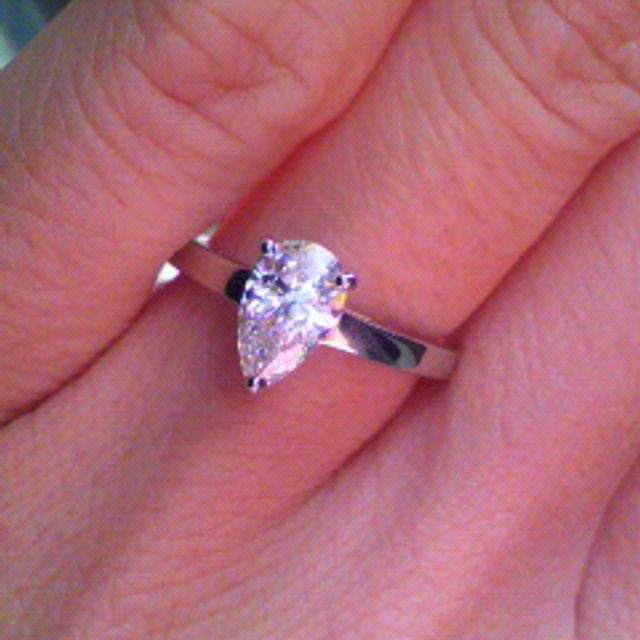 【ブルガリ(BVLGARI)の口コミ】 元々宝飾品に興味がなく、「いかにも婚約指輪」というラウンドブリリアン…