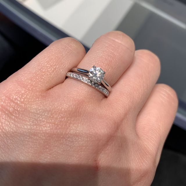 【銀座ダイヤモンドシライシの口コミ】 サイズ調整ができるもの、婚約指輪と重ねてつけても映えるものを希望して…