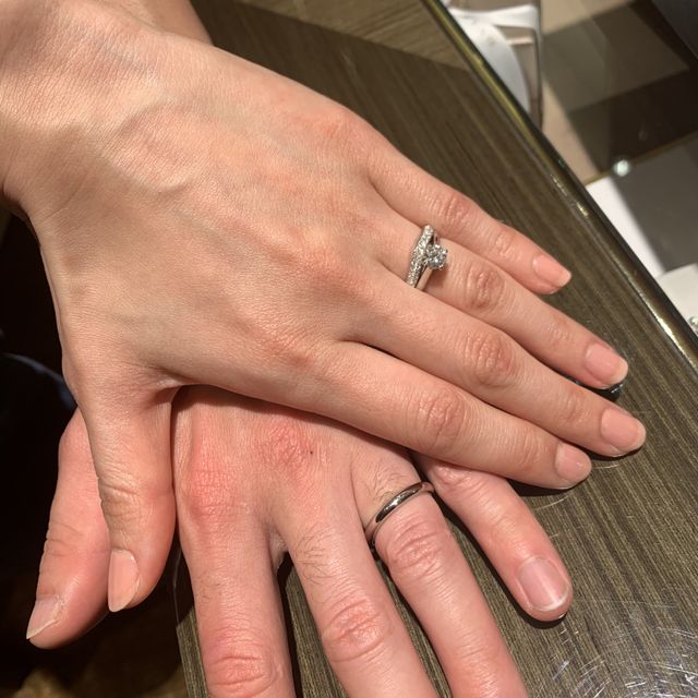 【ブルガリ(BVLGARI)の口コミ】 ウェーブがかかっており、本当に小さなダイヤモンドが2列に埋め込まれてい…