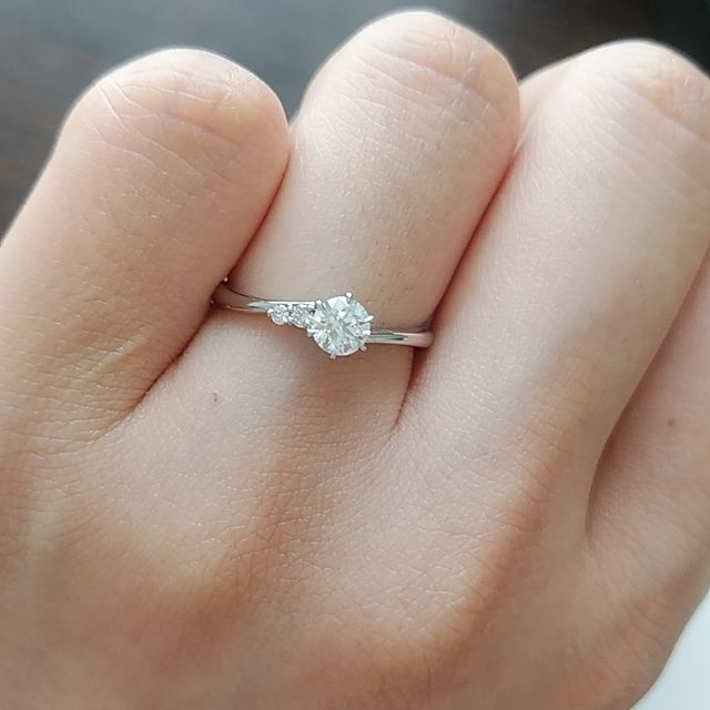 【ラザール ダイヤモンド(LAZARE DIAMOND)の口コミ】 サイドメレのついたリングを探していました。予め別のデザインをネットで…