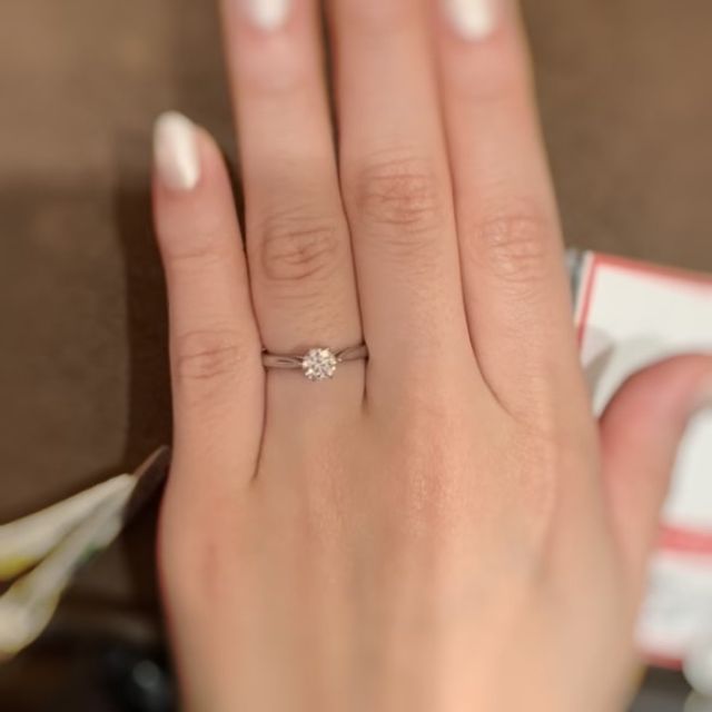 【アンジェリックフォセッテ(Angelique Fossette)の口コミ】 オーソドックスな形の指輪に、0.45カラットのダイヤをのせてもらいました…