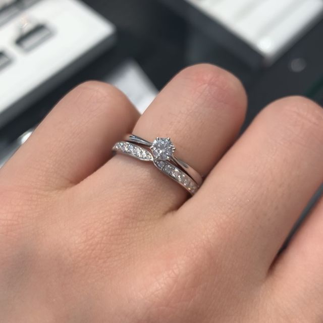 【ラザール ダイヤモンド(LAZARE DIAMOND)の口コミ】 キラキラした結婚指輪が良かったので試着してみました。
リボンのような形…