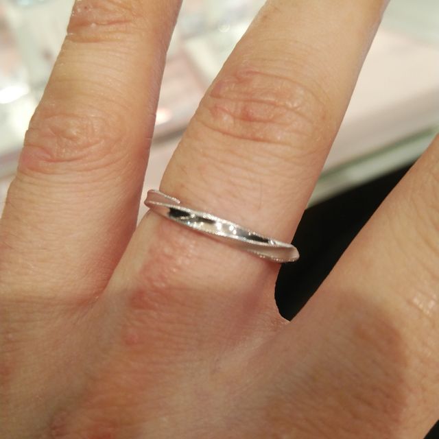 【Ginza Rim(銀座リム)の口コミ】 女性用の指環は形も石の配置も可愛らしいデザインで、中心のカラーダイヤ…